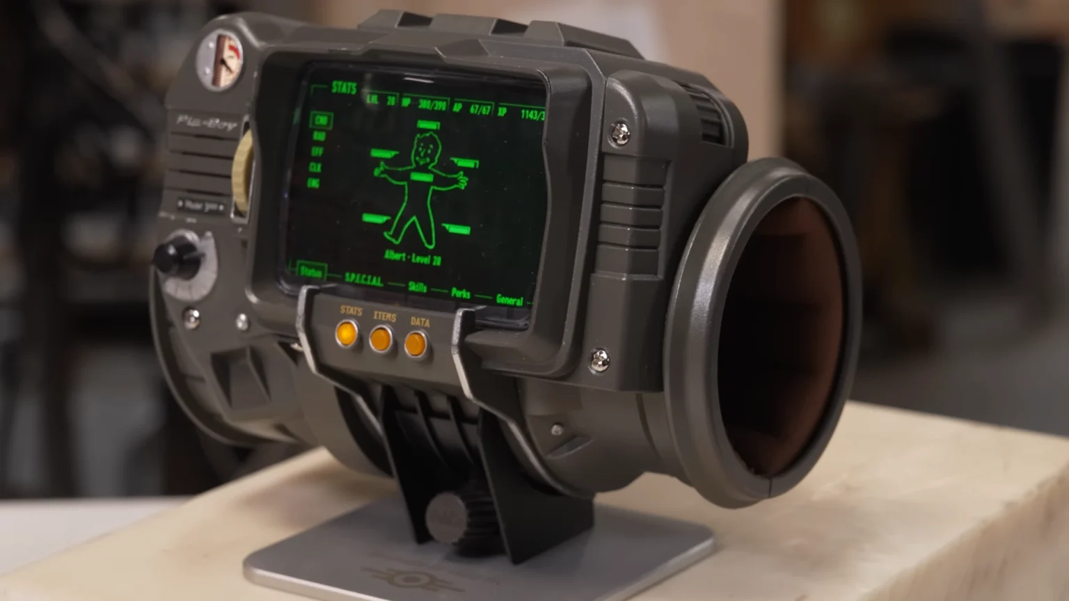 Fallout Pip-Boy 3000 Replica Funktionsfähiges Wearable mit animiertem Display ab 22. November