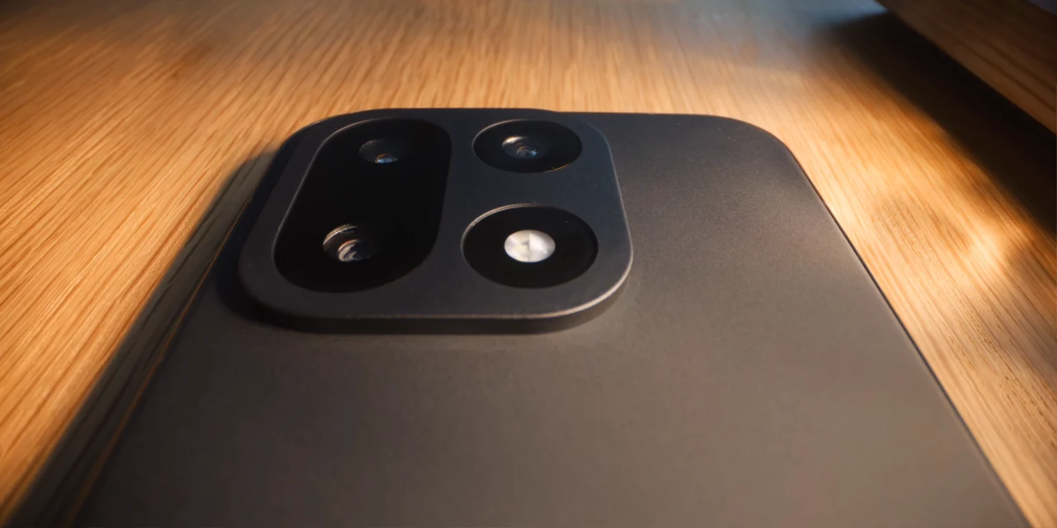 OnePlus 15: Flaggschiff-Smartphone mit Snapdragon 8 Elite Gen 5 und 165Hz Display im Test