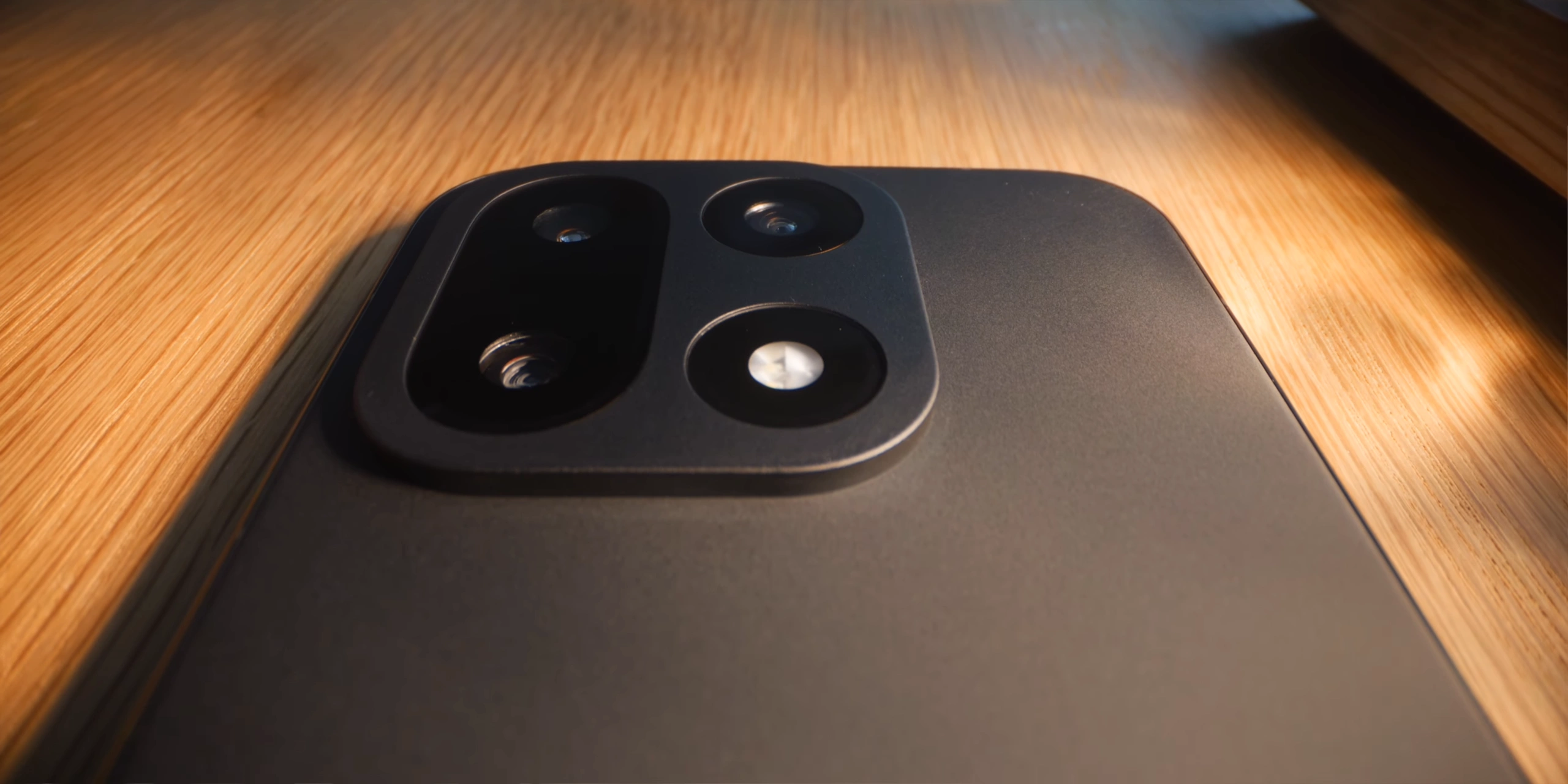 OnePlus 15: Flaggschiff-Smartphone mit Snapdragon 8 Elite Gen 5 und 165Hz Display im Test