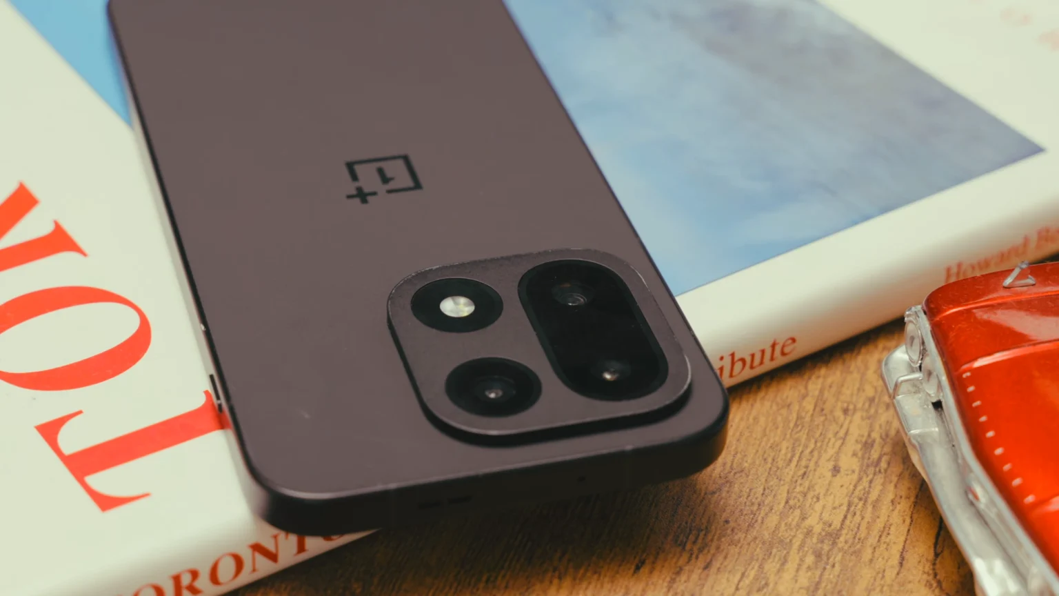 OnePlus 15: Flaggschiff-Smartphone mit Snapdragon 8 Elite Gen 5 und 165Hz Display im Test