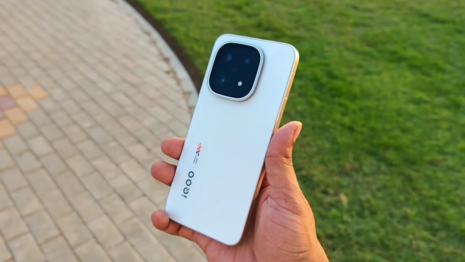 iQOO 15 – 7000 mAh, 2K-Display, Periskop-Zoom… Zu diesem Preis!