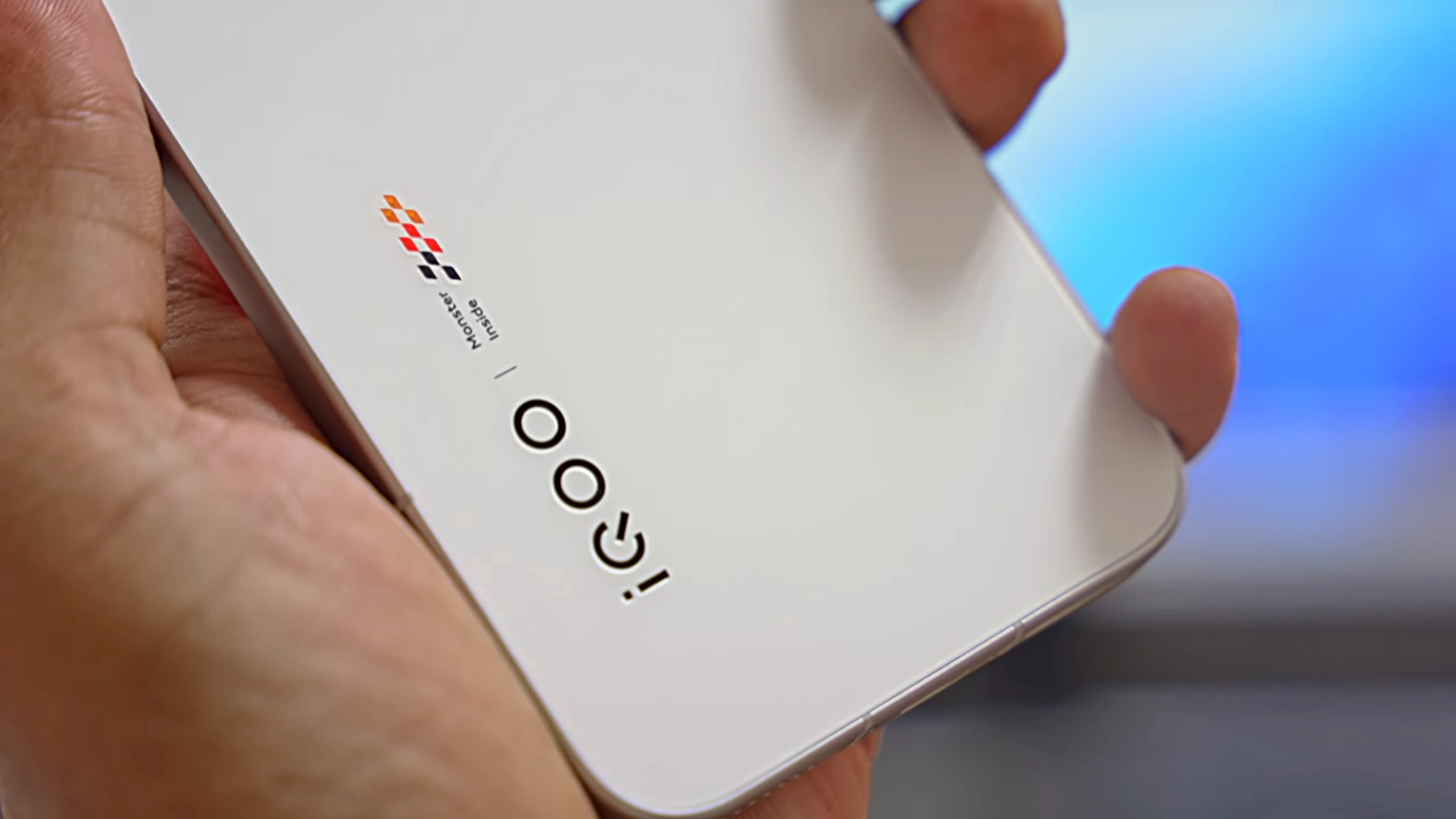 iQOO 15 – 7000 mAh, 2K-Display, Periskop-Zoom… Zu diesem Preis!